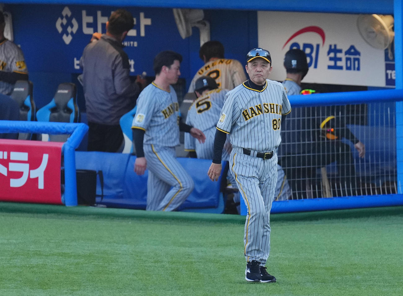 ヤクルト対阪神　ヤクルトに敗れ足早に引き揚げる阪神岡田監督（撮影・垰建太）