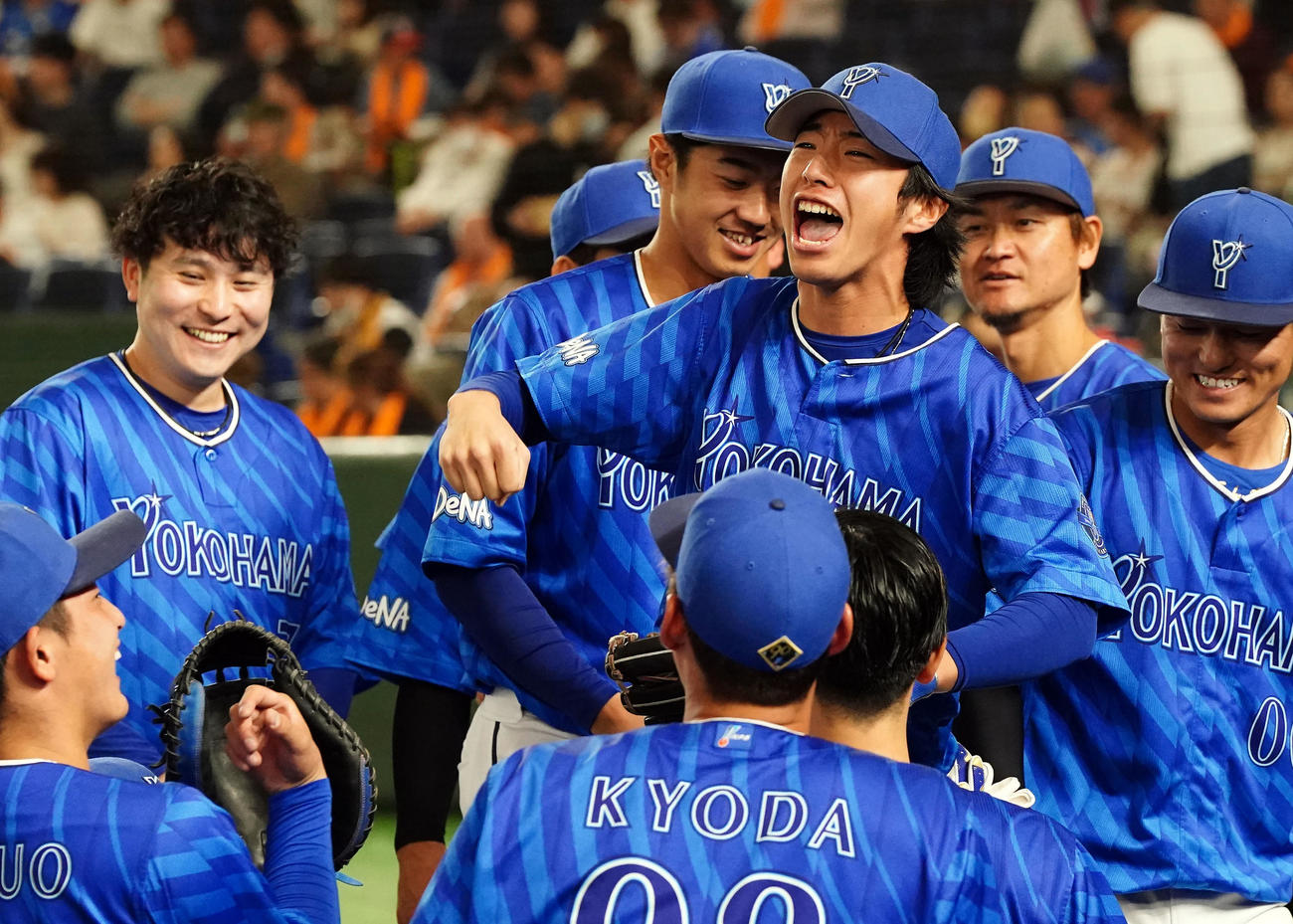 巨人対DeNA　試合前の円陣でナインを鼓舞するDeNA度会（撮影・たえ見朱実）