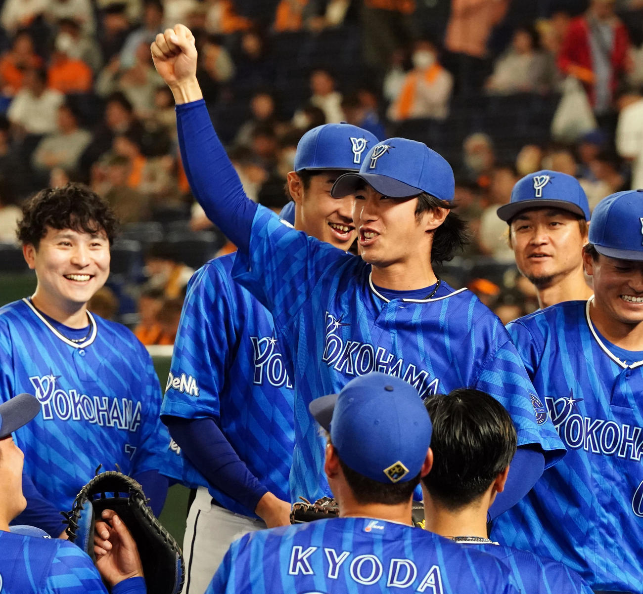 巨人対DeNA　試合前の円陣でナインを鼓舞するDeNA度会（撮影・たえ見朱実）