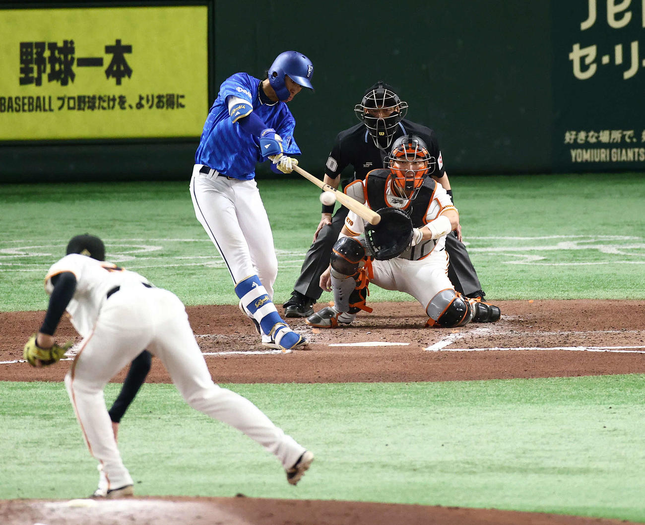巨人対DeNA 6回表DeNA無死、右前打を放つ度会。投手高橋（撮影・河田真司）