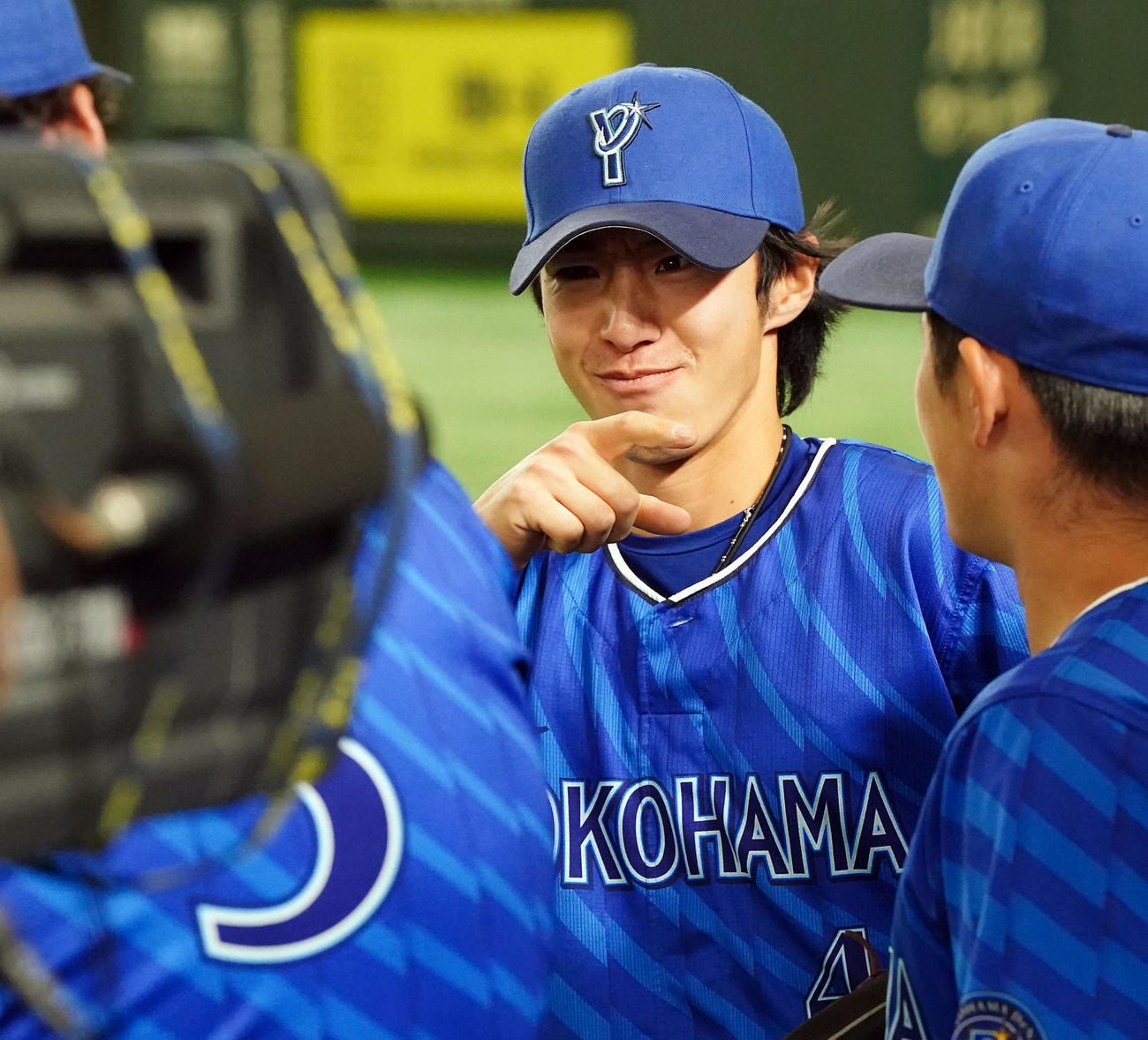 巨人対DeNA　試合前、オースティンと話をするDeNA度会（撮影・たえ見朱実）