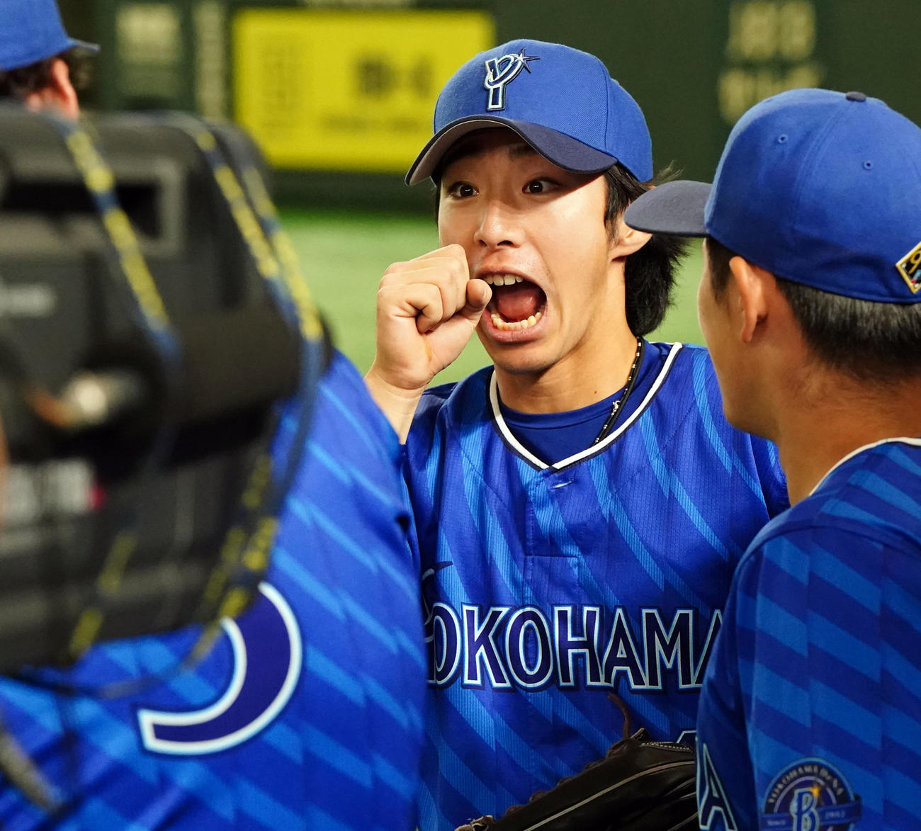 巨人対DeNA　試合前、オースティンと話をするDeNA度会（撮影・たえ見朱実）