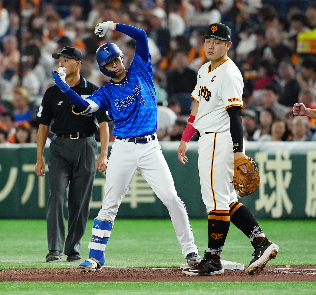 巨人対DeNA 6回表DeNA無死、右前に安打を放ちポーズを決める度会（撮影・たえ見朱実）