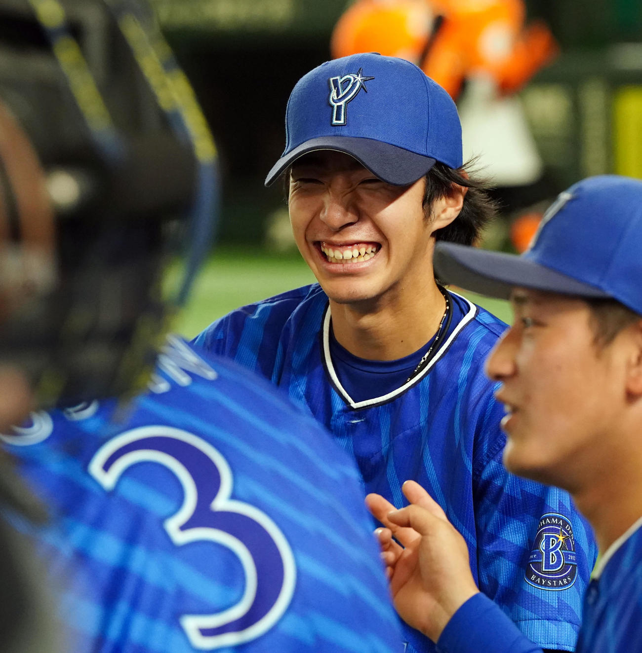 巨人対DeNA　試合前、オースティンと話をするDeNA度会（撮影・たえ見朱実）