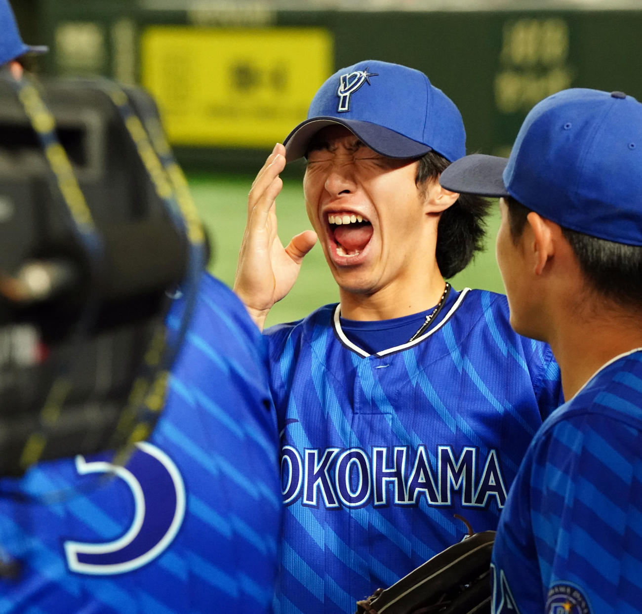 巨人対DeNA　試合前、オースティンと話をするDeNA度会（撮影・たえ見朱実）