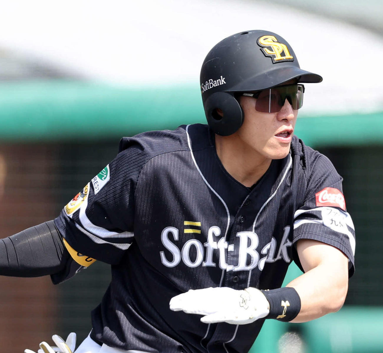 楽天対ソフトバンク　1回表ソフトバンク1死一塁、柳田は右前打を放つ（撮影・鈴木正人）