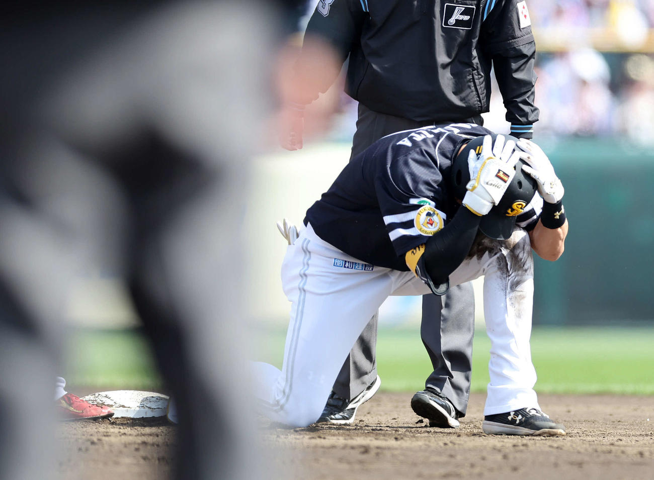 楽天対ソフトバンク　3回表ソフトバンク1死二、三塁、柳田は中前適時打を放ち送球間に二塁を狙うがタッチアウト、頭をかかえる（撮影・鈴木正人）