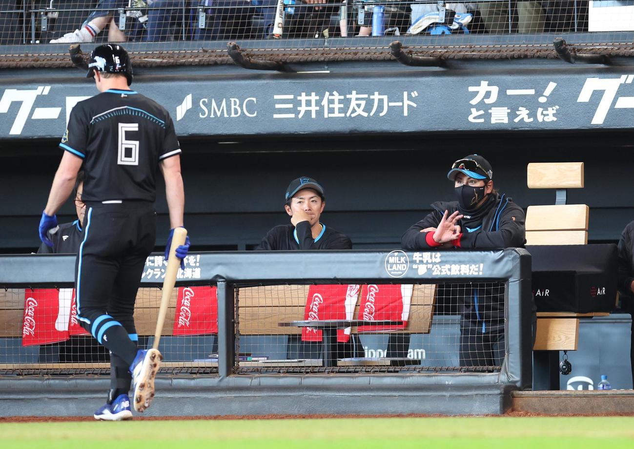 日本ハム対西武　6回裏、一直に終わったスティーブンソンに向かって「OKサイン」を出す新庄監督（撮影・黒川智章）