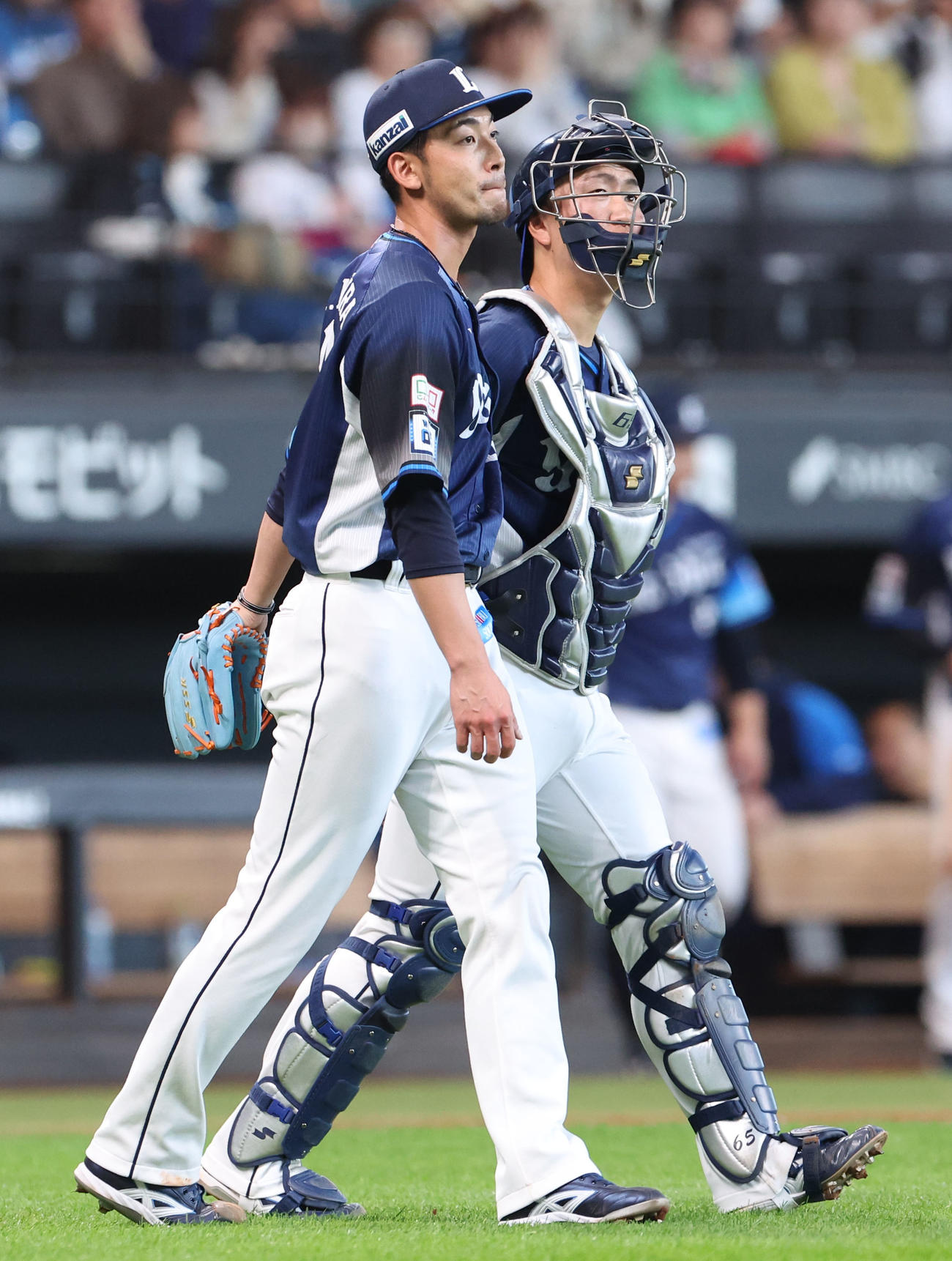 日本ハム対西武　9回裏を無失点に抑えたたえ合う中村祐（左）と古市（撮影・佐藤翔太）