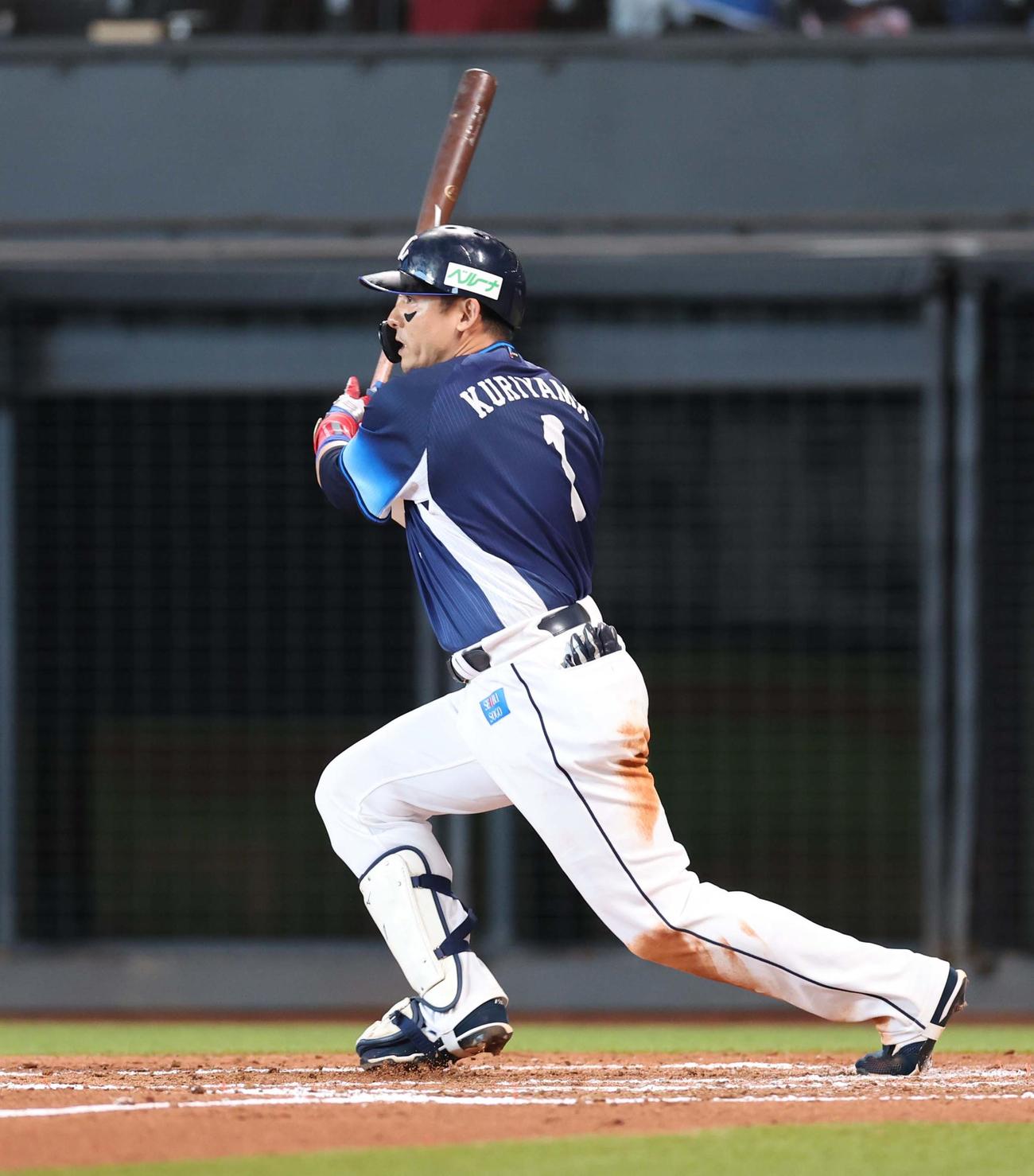 日本ハム対西武　8回表西武無死一、二塁、中前適時打を放つ栗山（撮影・黒川智章）