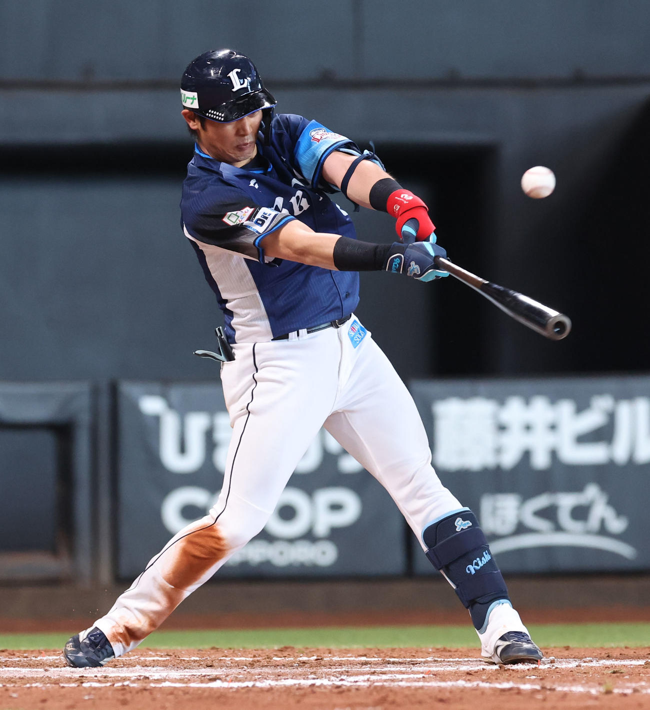 日本ハム対西武　8回表西武無死満塁、岸は2点適時二塁打を放つ（撮影・佐藤翔太）