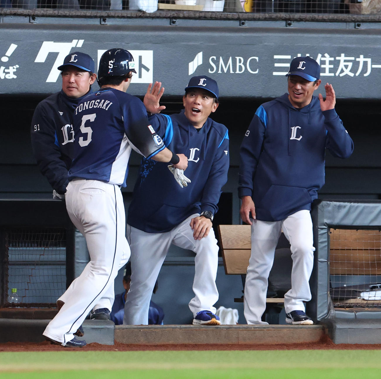 日本ハム対西武　1回表日本ハム2死二、三塁、佐藤龍の左前適時打で生還した外崎（左から2人目）を出迎える松井監督（同3人目）（撮影・佐藤翔太）