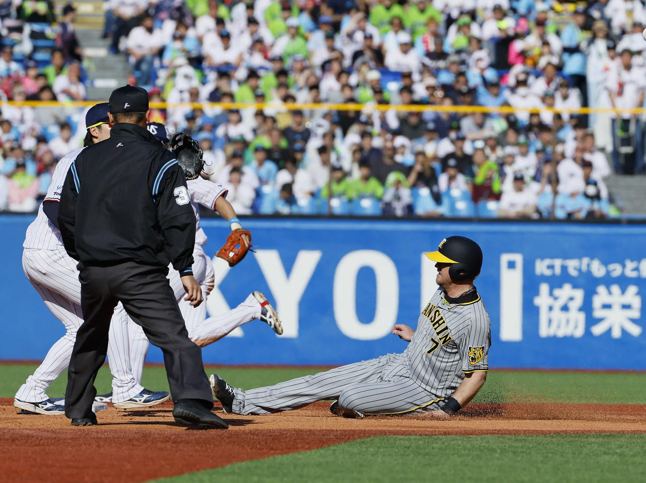 ヤクルト対阪神　6回表阪神1死一塁、二塁盗塁を決めるノイジー（撮影・藤尾明華）