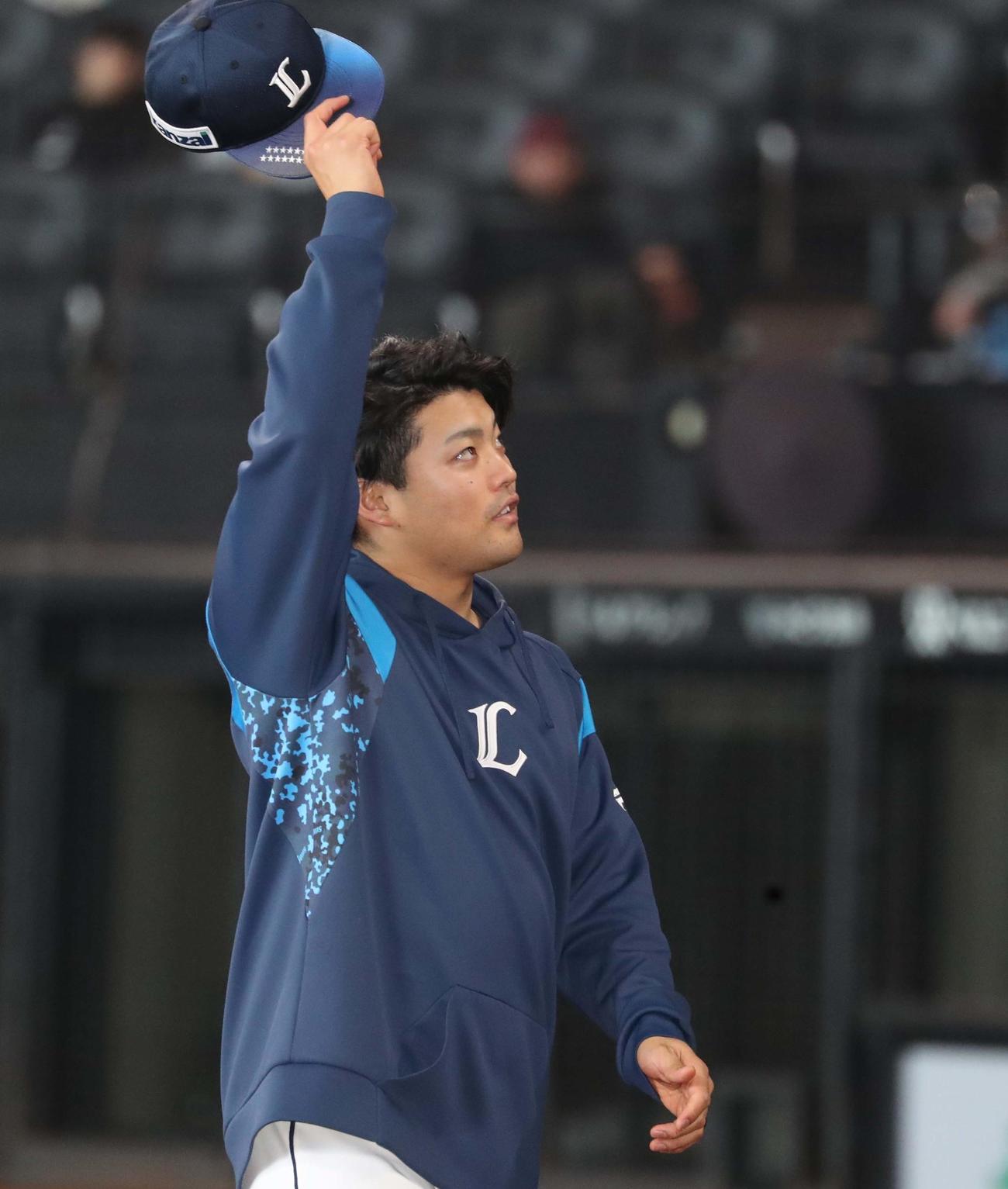 日本ハム対西武　試合後、スタンドに向かって手を振る松本（撮影・黒川智章）