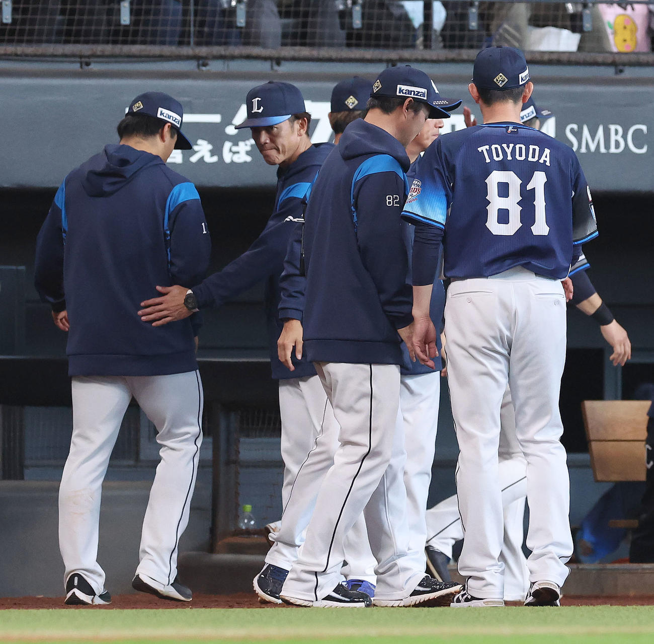 日本ハム対西武　試合終了後、西武松本（左）を出迎える松井監督（撮影・佐藤翔太）