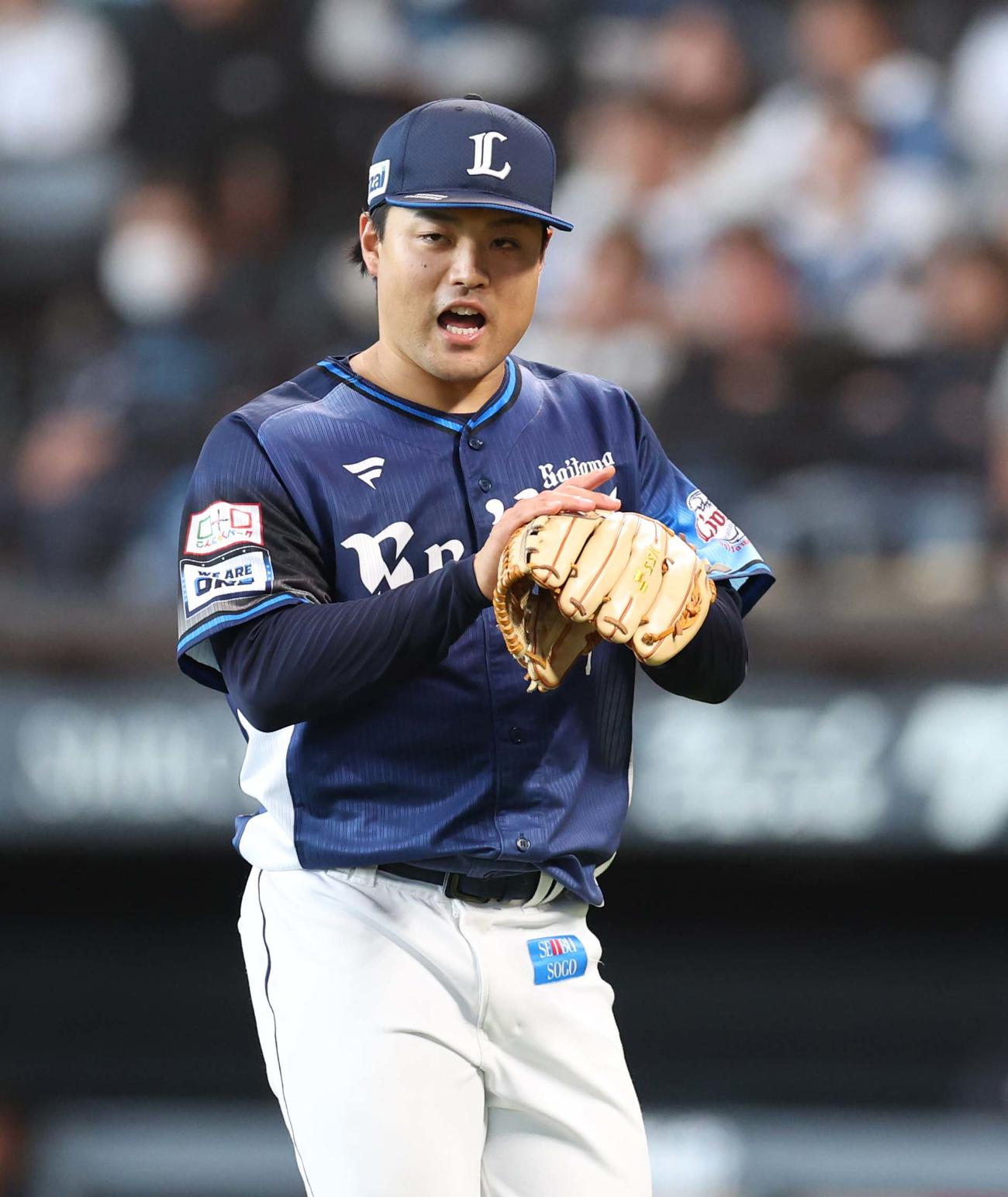 日本ハム対西武　4回裏日本ハムの攻撃を封じた松本はグラブをたたいて喜ぶ（撮影・黒川智章）