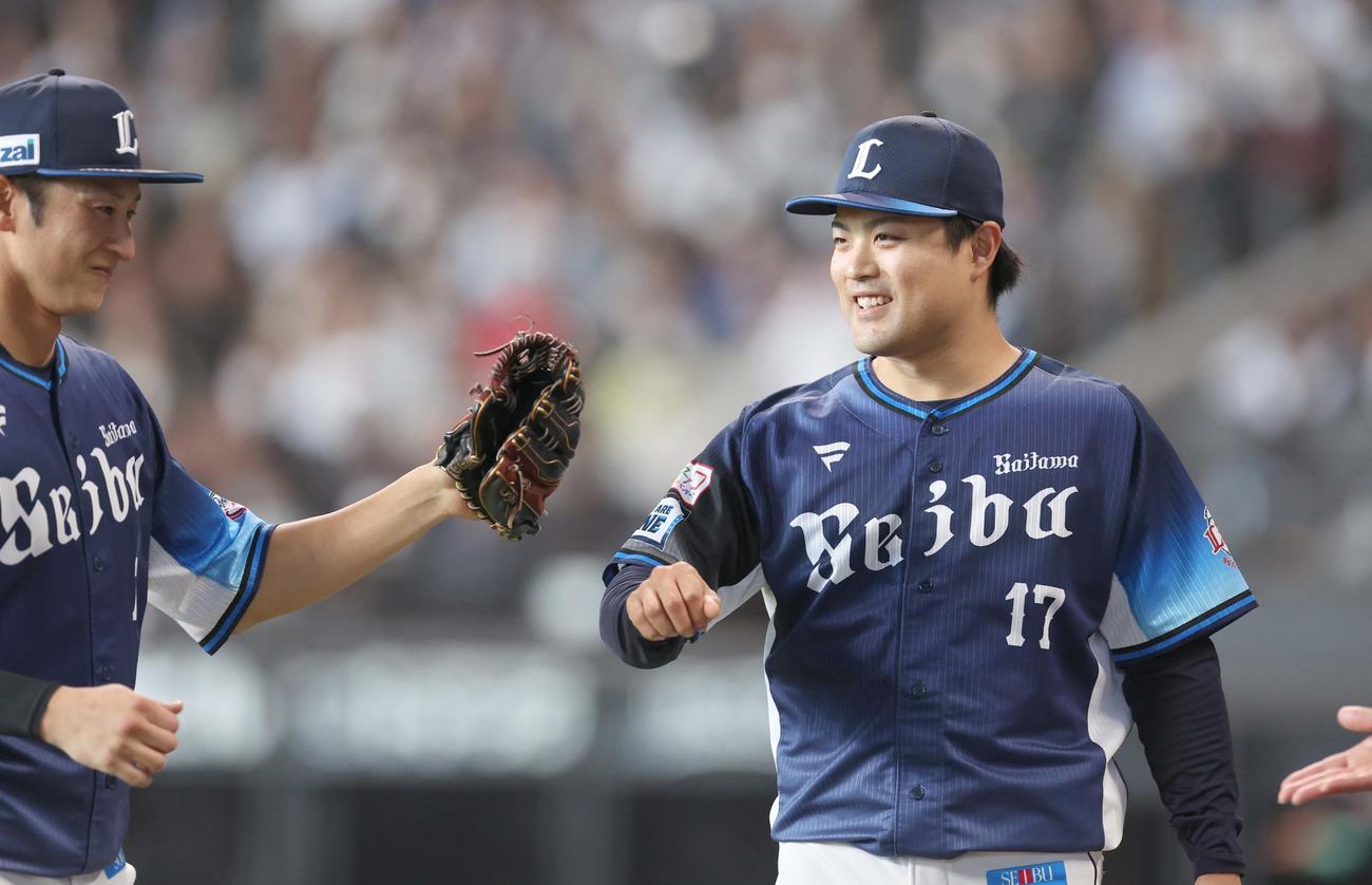 日本ハム対西武　2回裏、好守を見せた金子侑を笑顔で出迎える松本（撮影・黒川智章）