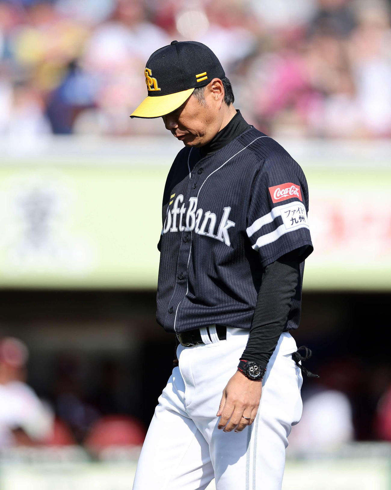 楽天対ソフトバンク　6回裏、投手交代を告げベンチに引き揚げるソフトバンク小久保監督（撮影・鈴木正人）