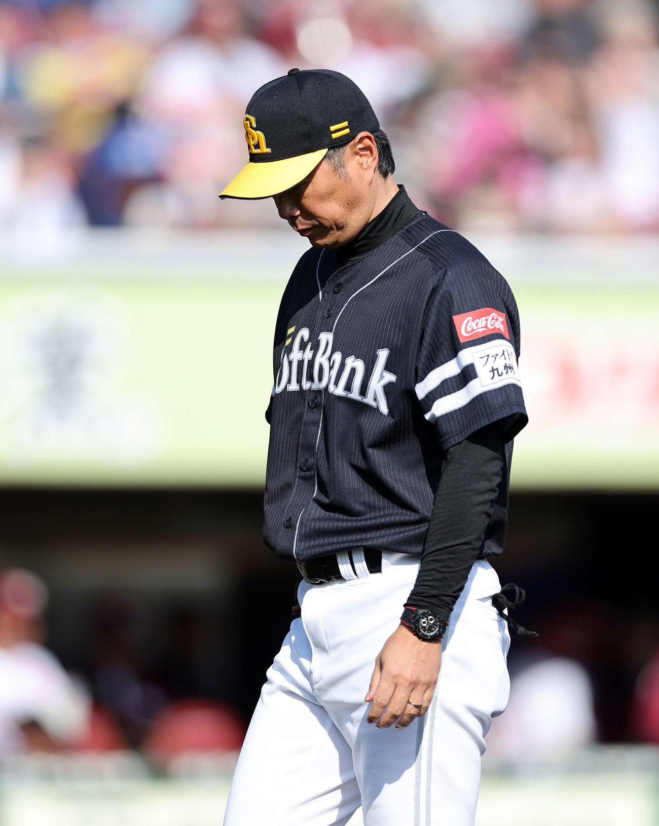 楽天対ソフトバンク　6回裏、投手交代を告げベンチに引き揚げるソフトバンク小久保監督（撮影・鈴木正人）