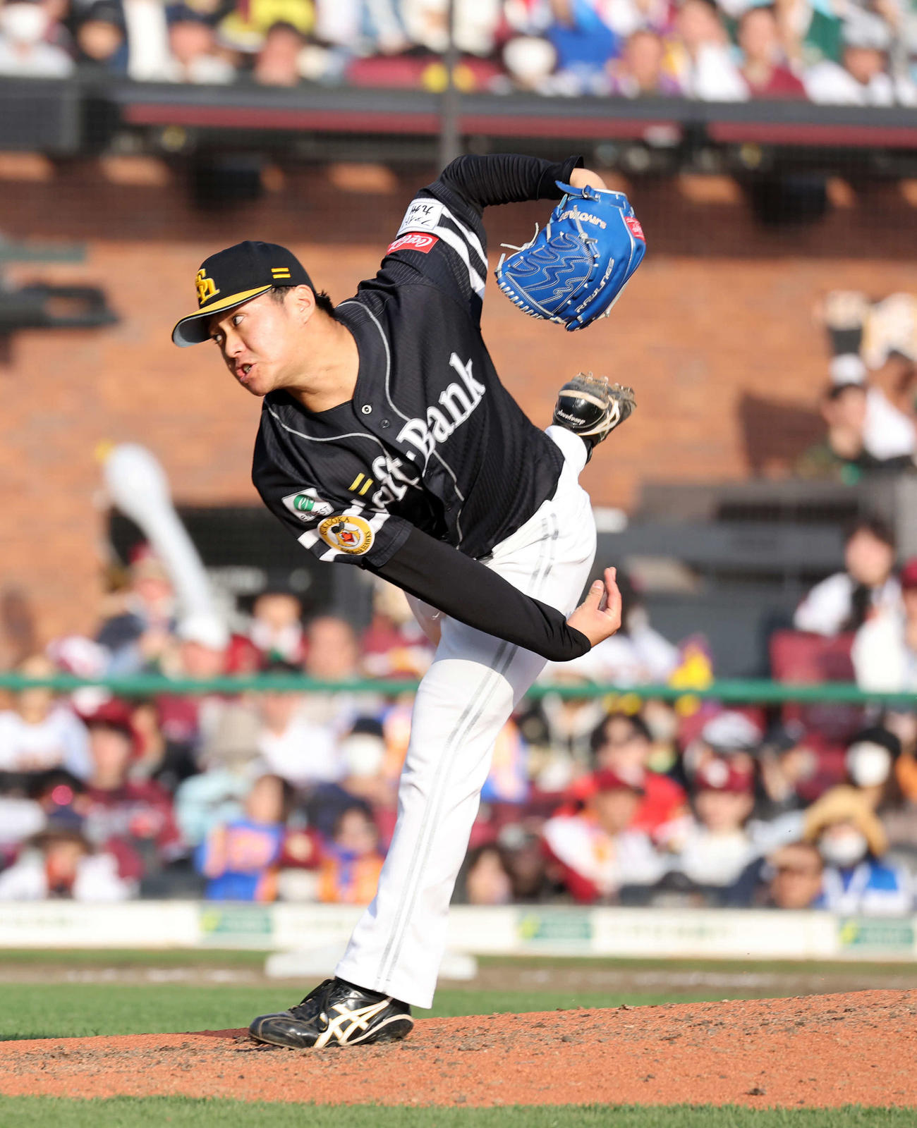 楽天対ソフトバンク　力投するソフトバンク5番手の沢柳（撮影・鈴木正人）