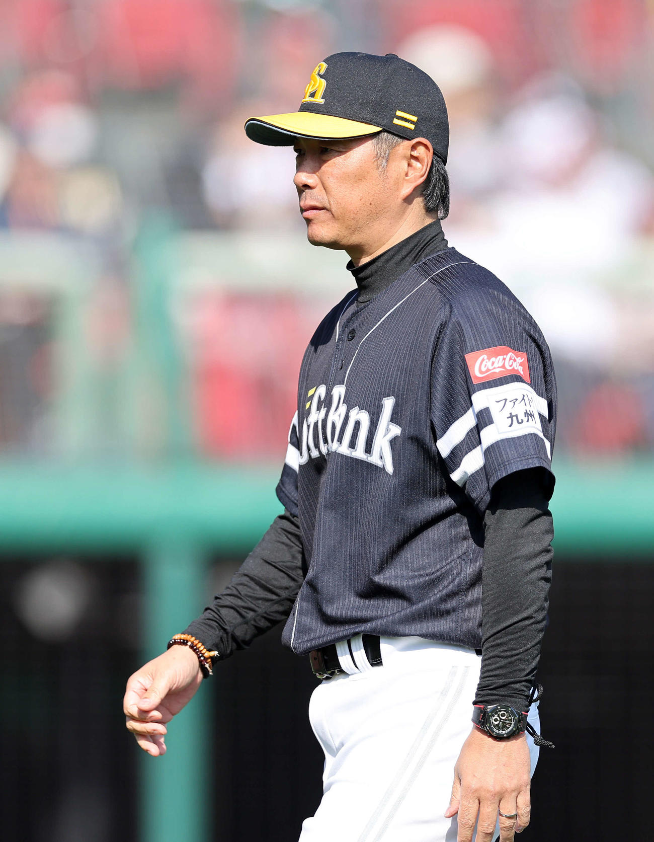 楽天対ソフトバンク　6回裏、投手交代を告げるベンチに引き揚げるソフトバンク小久保監督（撮影・鈴木正人）