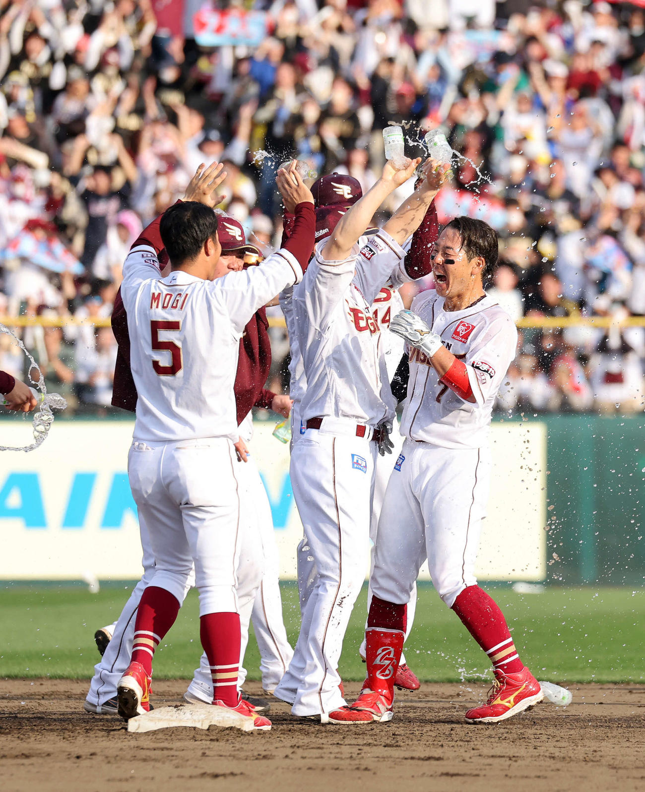 楽天対ソフトバンク　9回裏楽天1死二塁、鈴木大（右）はサヨナラ打を放ち祝福される（撮影・鈴木正人）