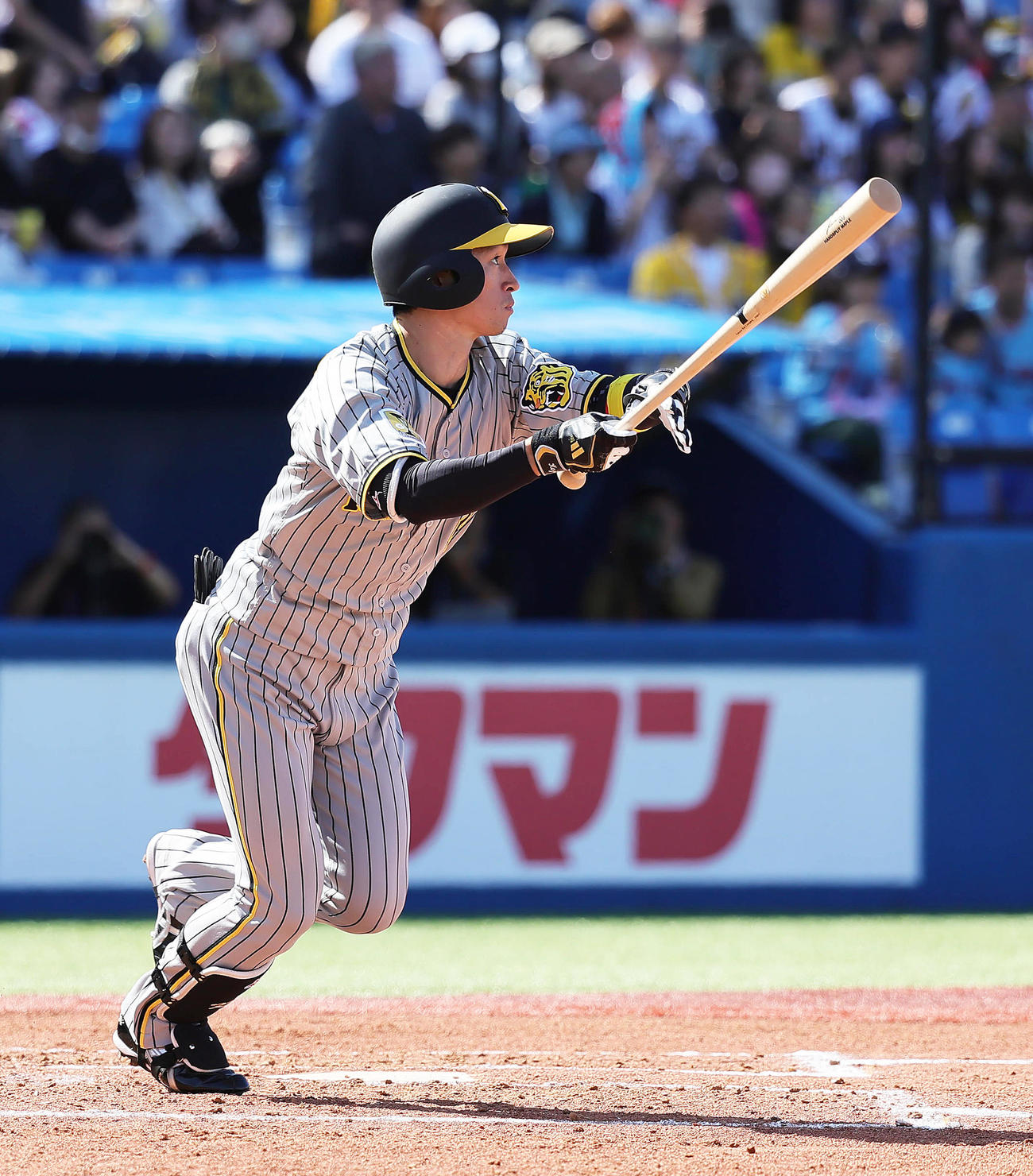 ヤクルト対阪神　3回表阪神1死二塁、右適時三塁打を放つ近本（撮影・足立雅史）