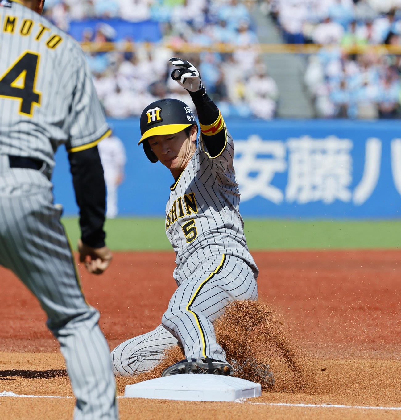 ヤクルト対阪神　3回表阪神1死二塁、右中間に適時三塁打を放ち滑り込む近本（撮影・藤尾明華）