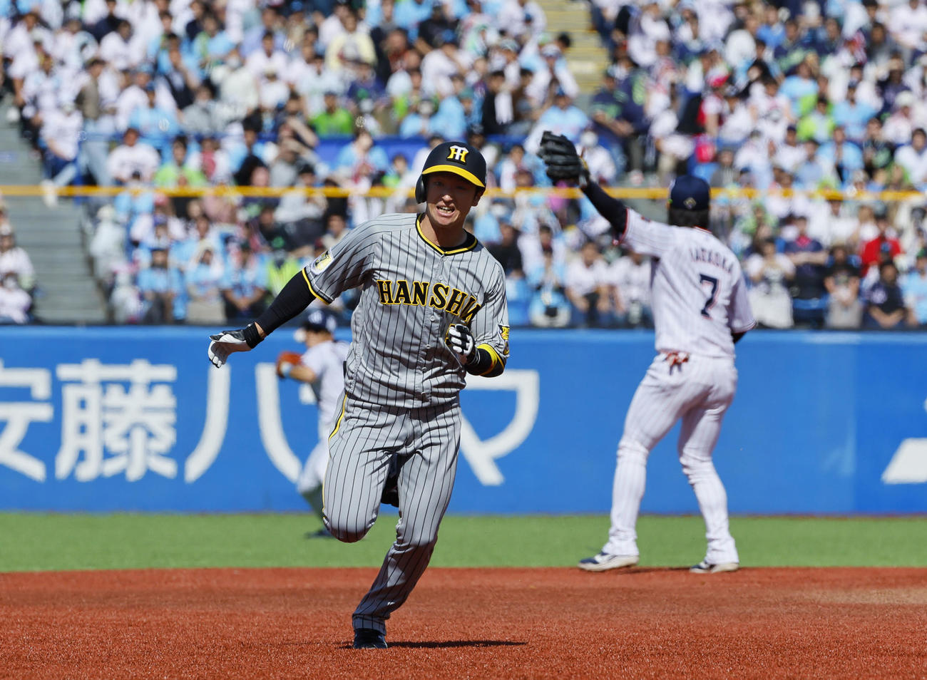 ヤクルト対阪神　3回表阪神1死二塁、近本は右中間に適時三塁打を放ち二塁を回る（撮影・藤尾明華）