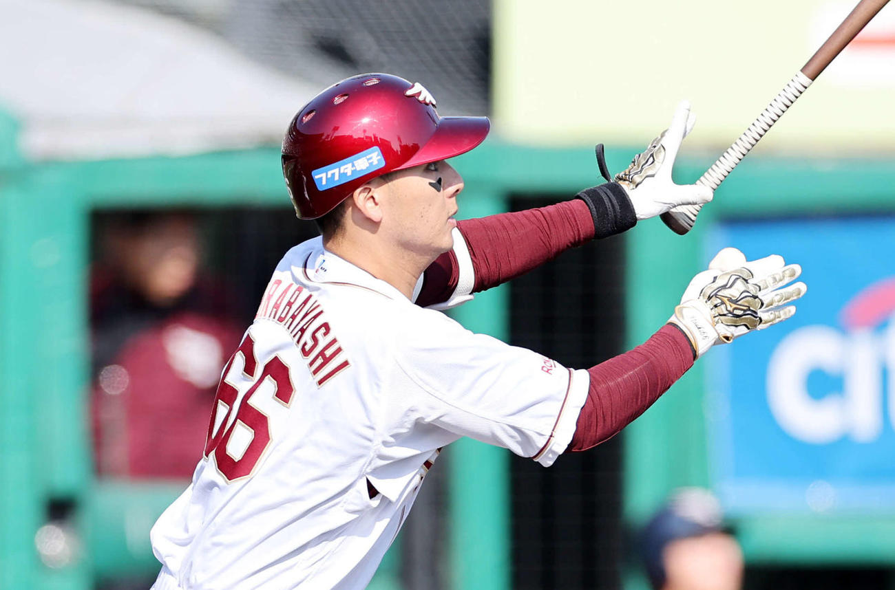 楽天対ソフトバンク　6回裏楽天2死二塁、村林は左越え適時二塁打を放つ（撮影・鈴木正人）