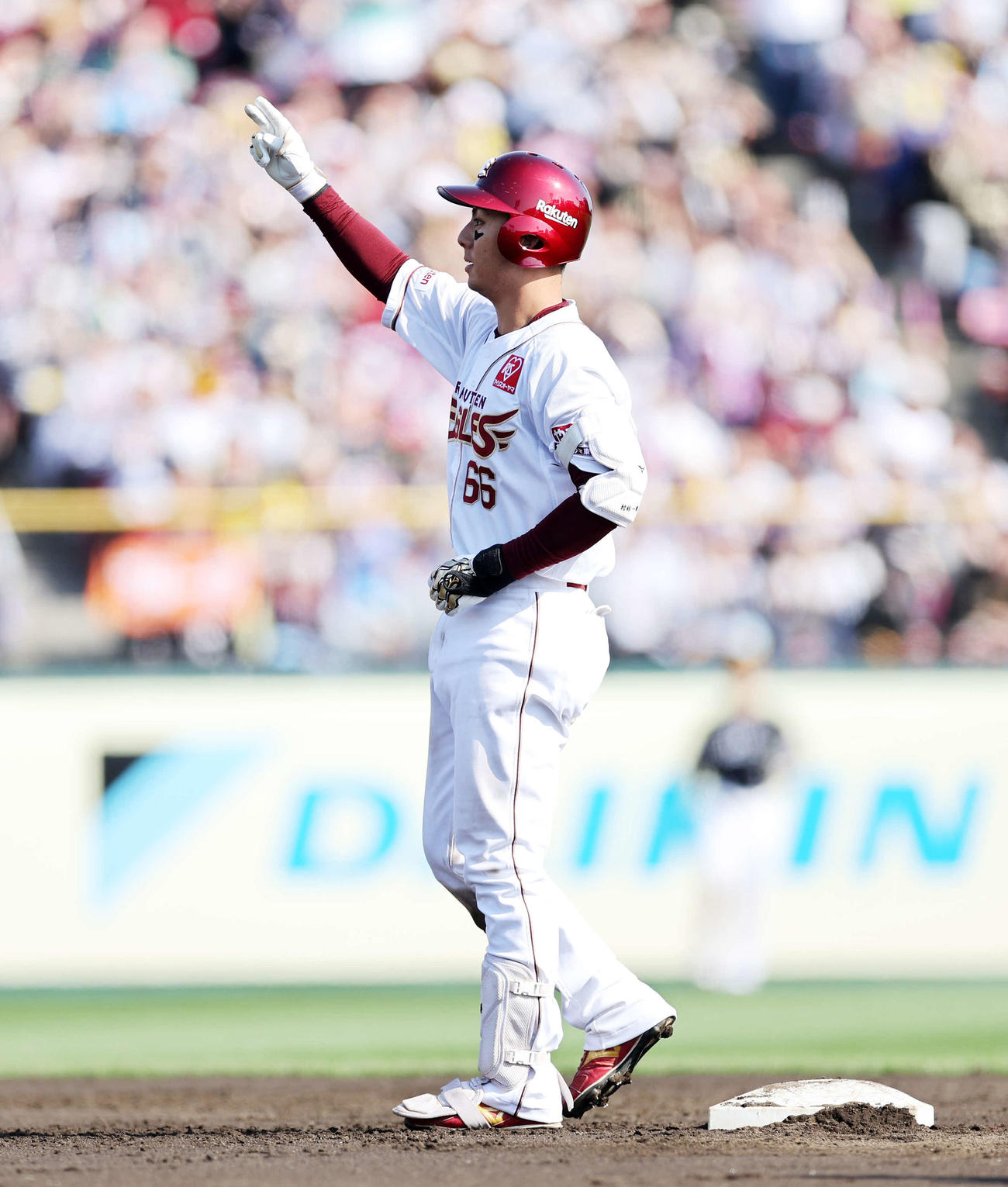 楽天対ソフトバンク　6回裏楽天2死二塁、村林は左越え適時二塁打放ちポーズを決める（撮影・鈴木正人）