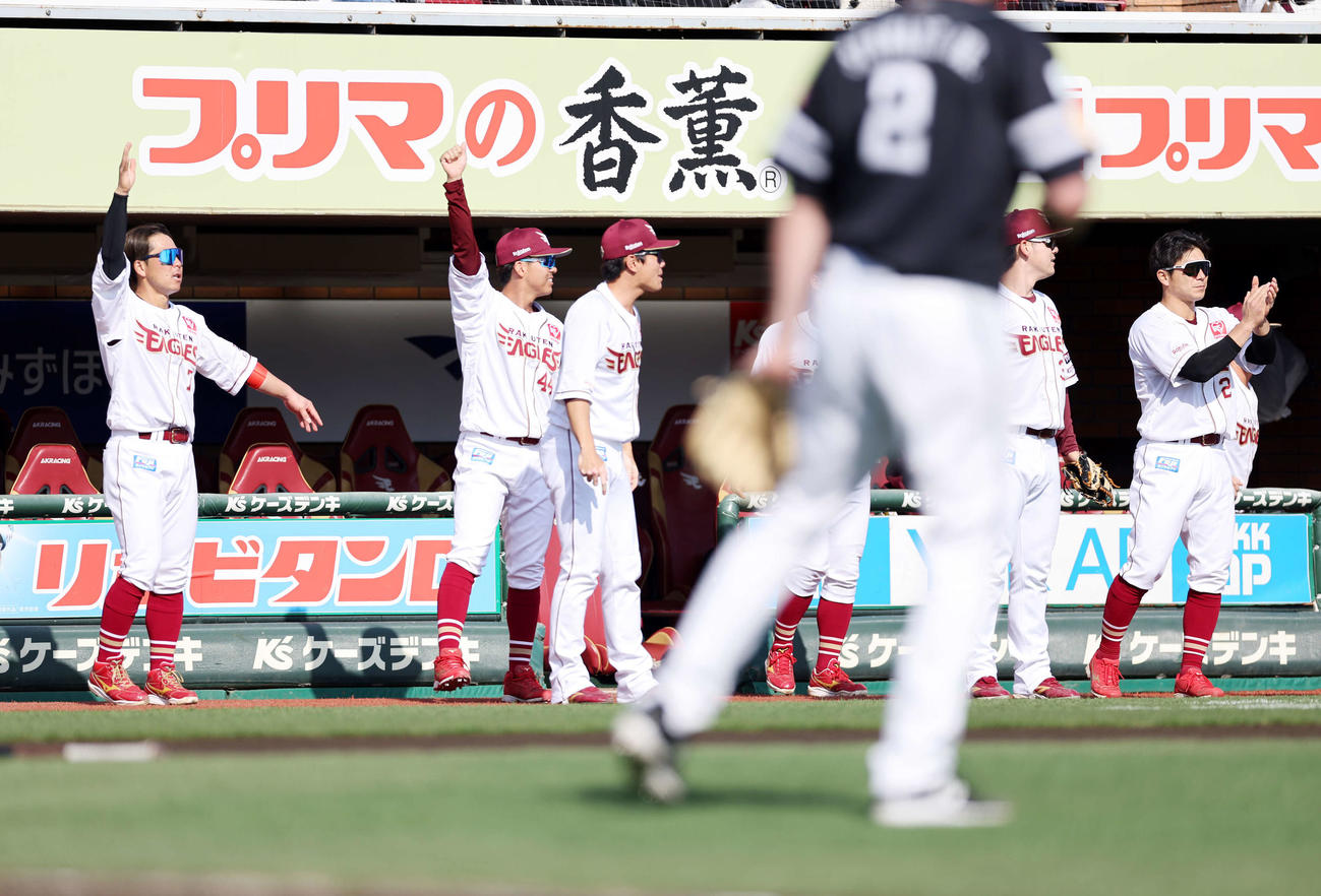 楽天対ソフトバンク　6回裏楽天2死二塁、村林の左越え適時二塁打を喜ぶ選手たち（撮影・鈴木正人）
