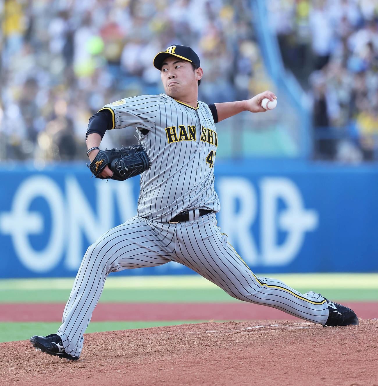 ヤクルト対阪神　阪神2番手の桐敷（撮影・足立雅史）