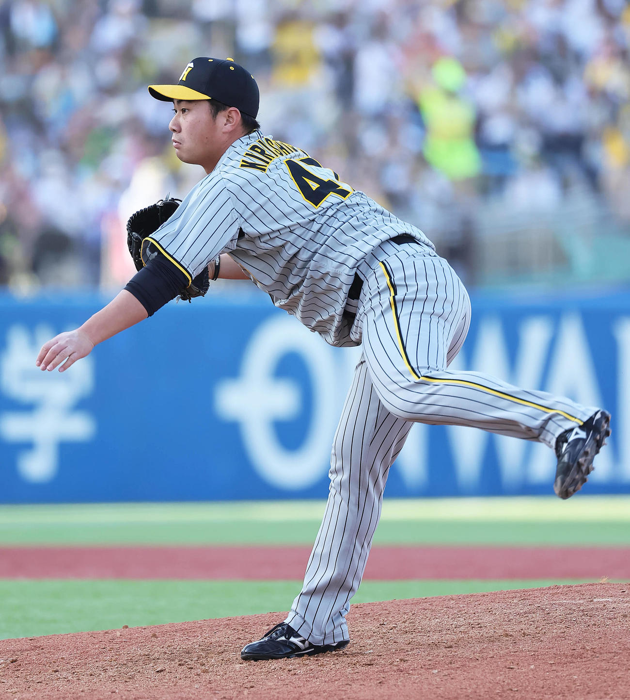 ヤクルト対阪神　阪神2番手の桐敷（撮影・足立雅史）
