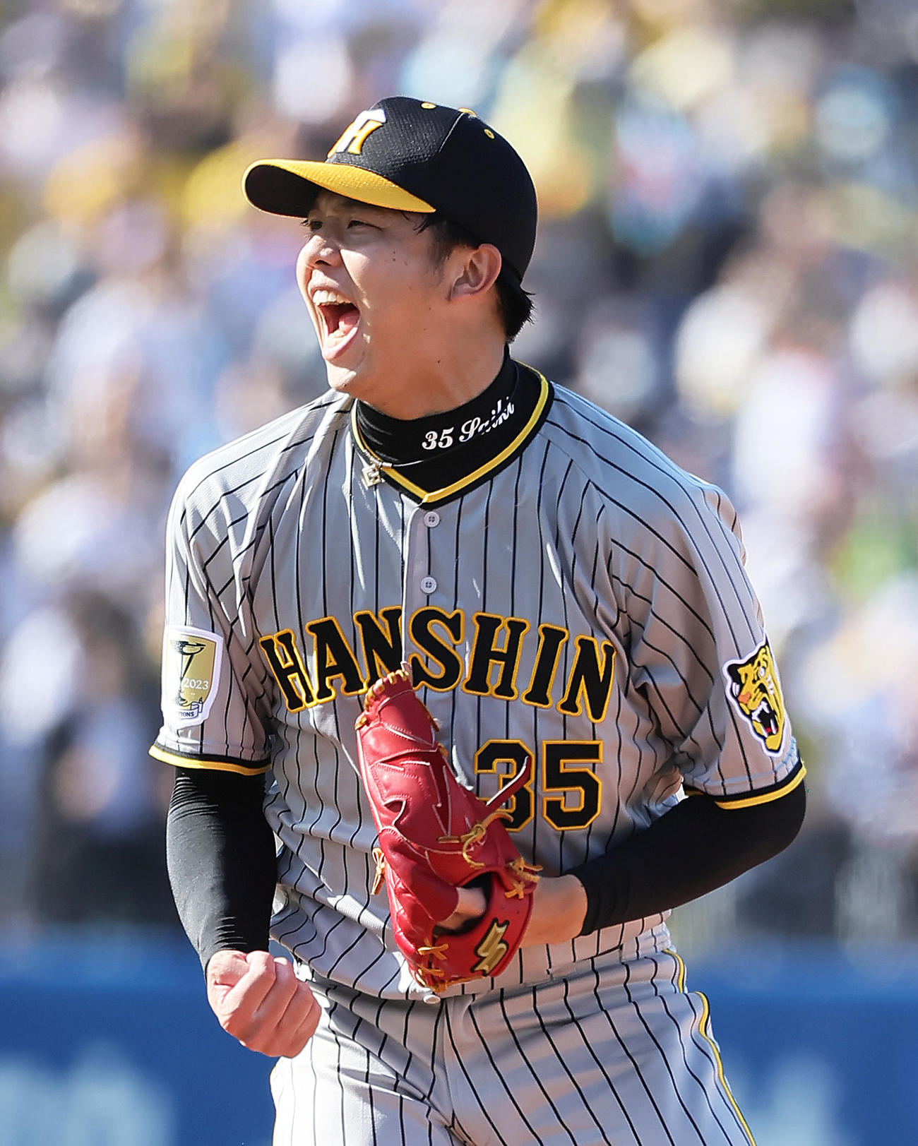 ヤクルト対阪神　5回裏ヤクルト2死二塁、西川を空振り三振に仕留めガッツポーズする才木（撮影・足立雅史）