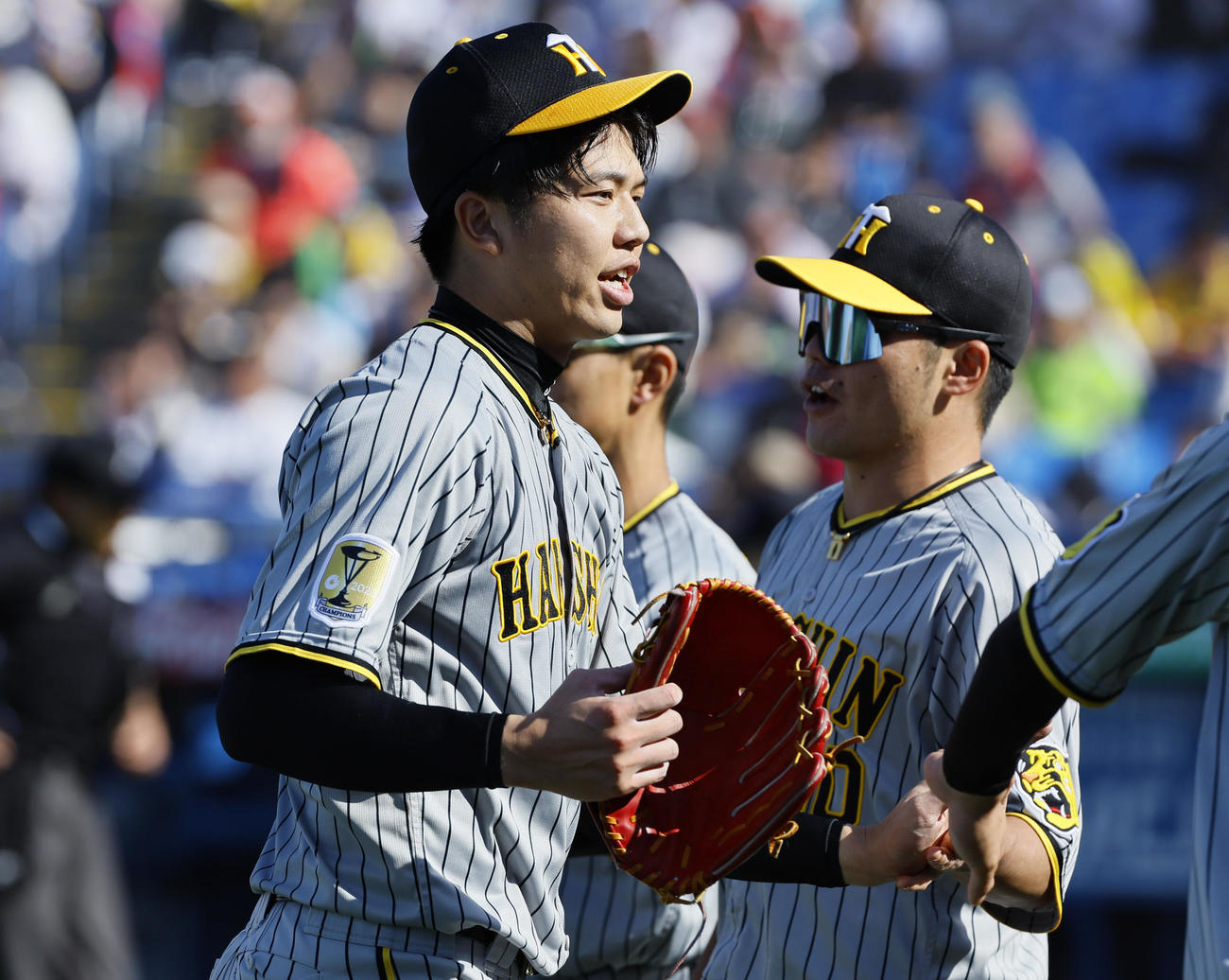 ヤクルト対阪神　5回裏ヤクルト2死二塁、西川を三振に仕留め、ベンチに戻る才木（撮影・藤尾明華）