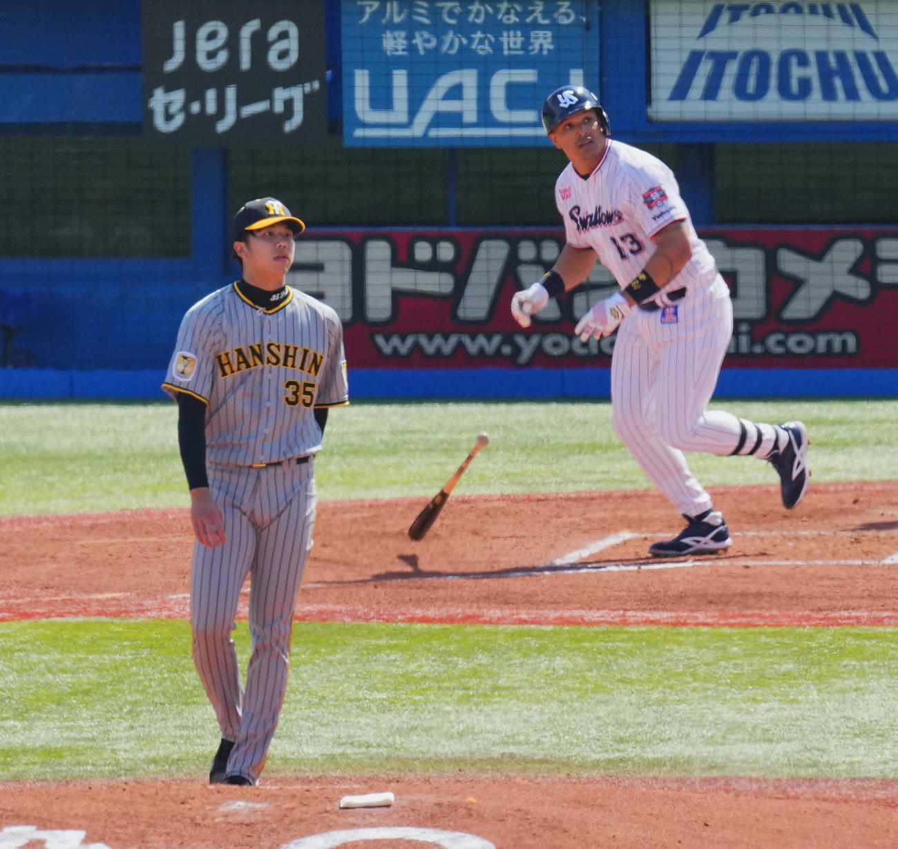 ヤクルト対阪神　1回裏ヤクルト1死二塁、オスナに先制の2点本塁打を浴びる才木（撮影・垰建太）