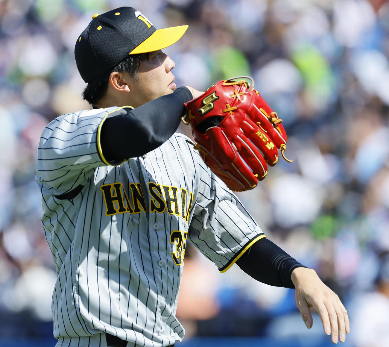 ヤクルト対阪神　1回を終え、汗をぬぐいながらベンチに戻る阪神才木（撮影・藤尾明華）
