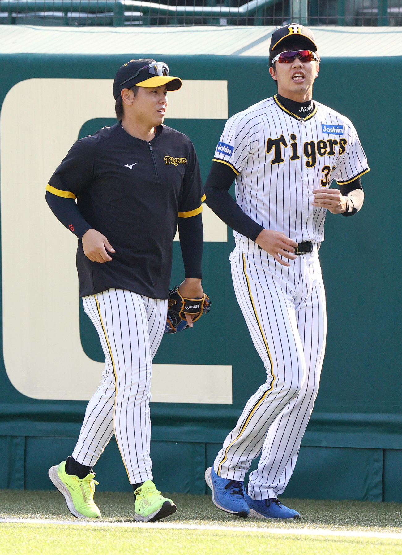 阪神梅野隆太郎（左）と才木浩人（2023年11月撮影）
