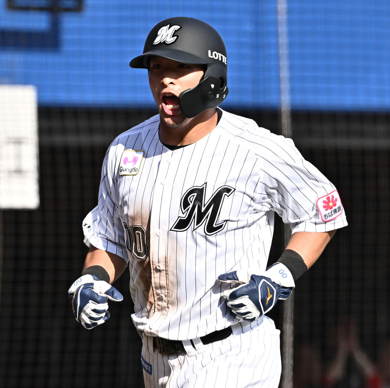 ロッテ対オリックス　4回裏ロッテ無死二、三塁、岡の犠飛で生還しさけぶ三塁走者池田（撮影・滝沢徹郎）