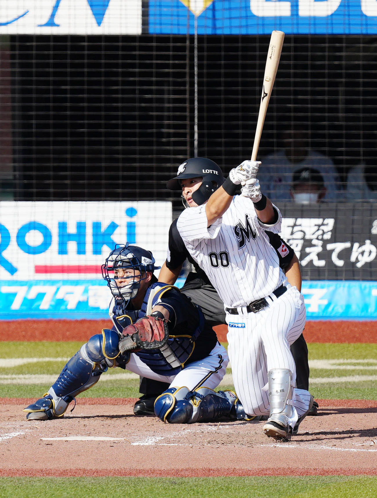ロッテ対オリックス　4回裏ロッテ無死二塁、適時打を放つ池田（撮影・江口和貴）
