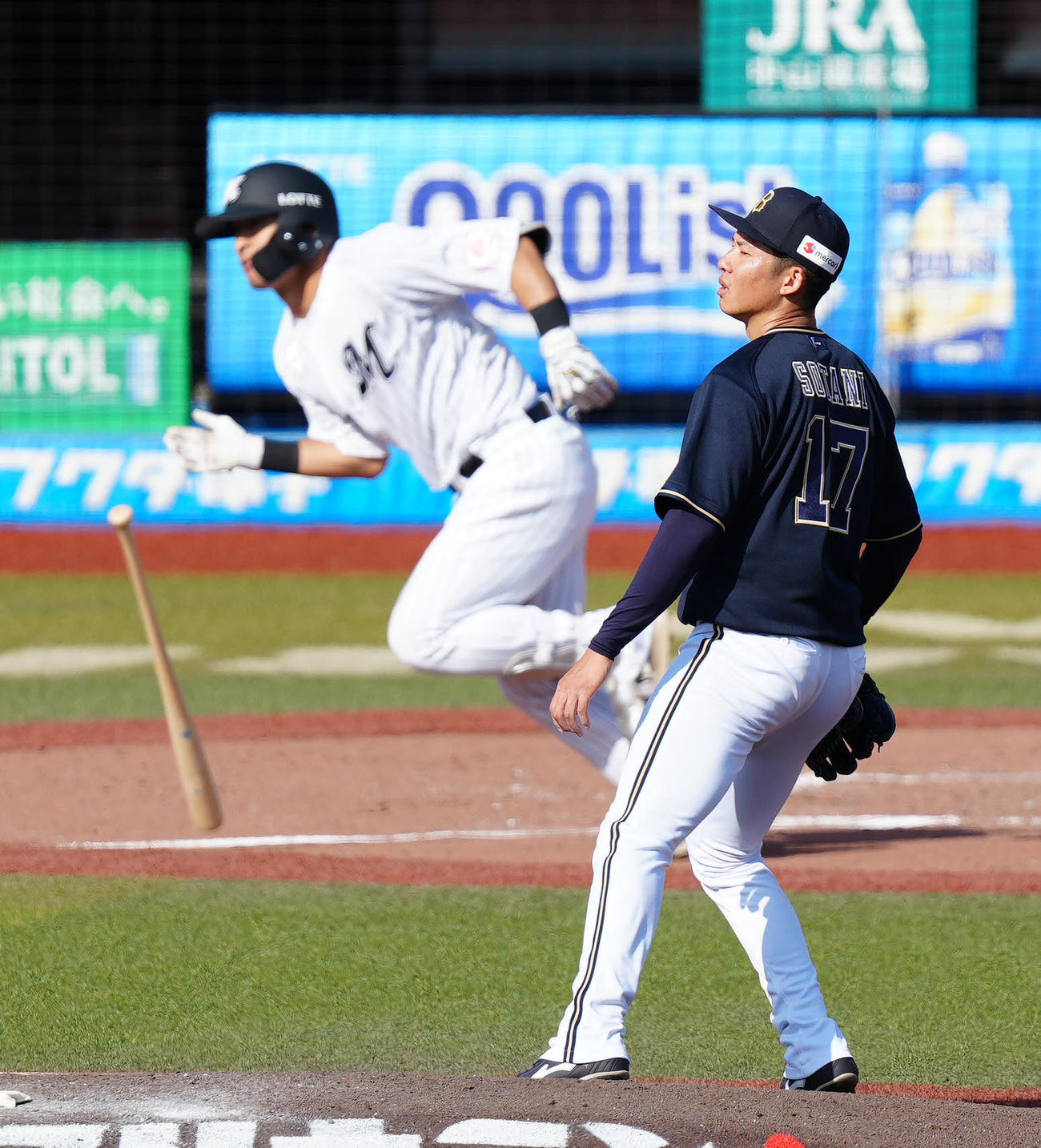 ロッテ対オリックス　4回裏ロッテ無死二塁、池田（後方）に適時打を浴びる曽谷（撮影・江口和貴）