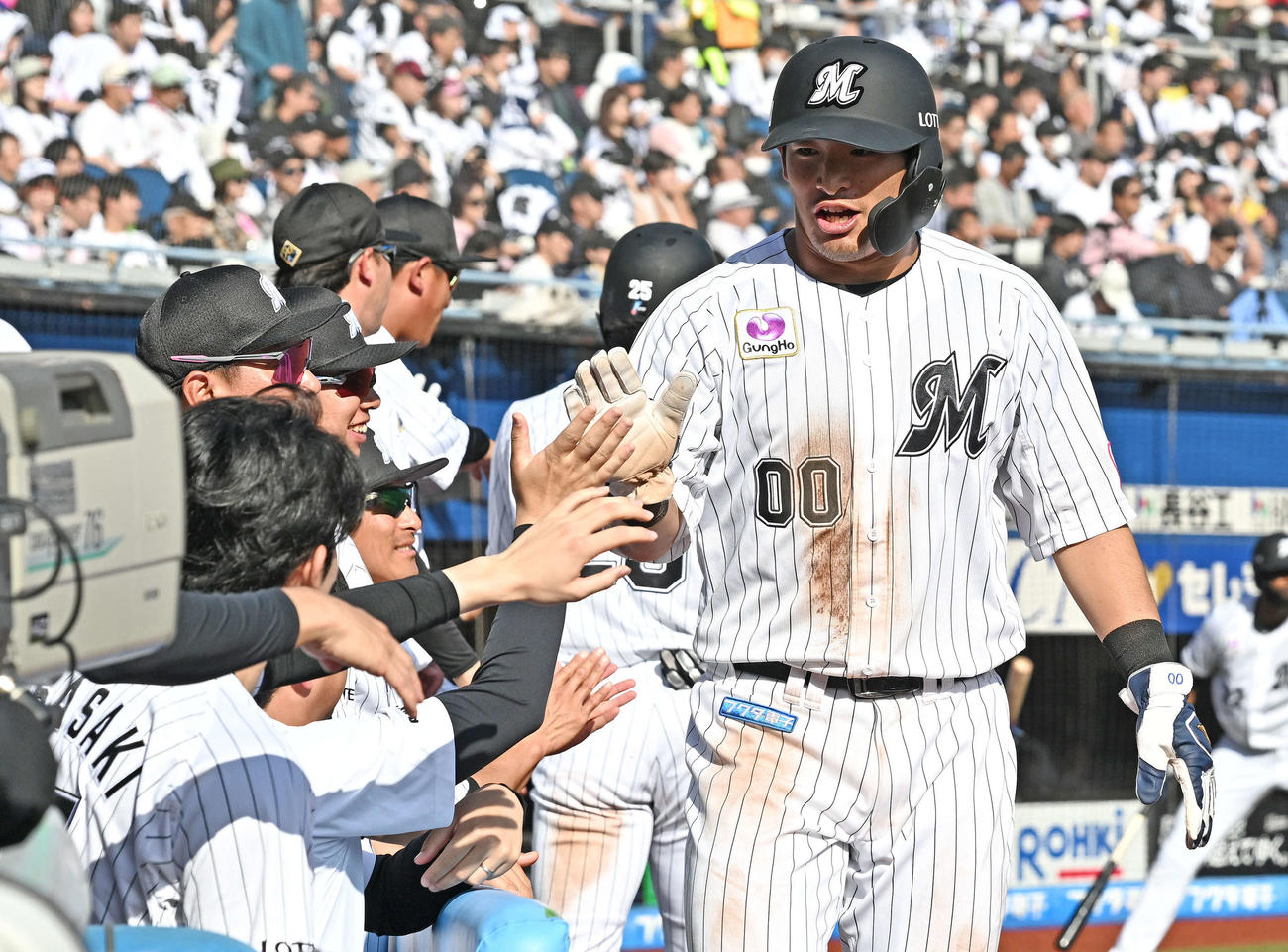 ロッテ対オリックス　4回裏ロッテ無死二、三塁、岡大海の犠飛で生還しチームメートとタッチをかわす池田（右）（撮影・滝沢徹郎）