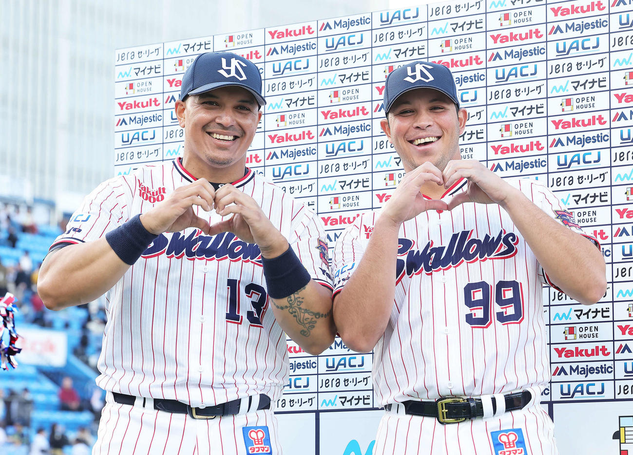 ヤクルト対阪神　お立ち台で笑顔を見せるヤクルトのオスナ（左）とヤフーレ（撮影・足立雅史）