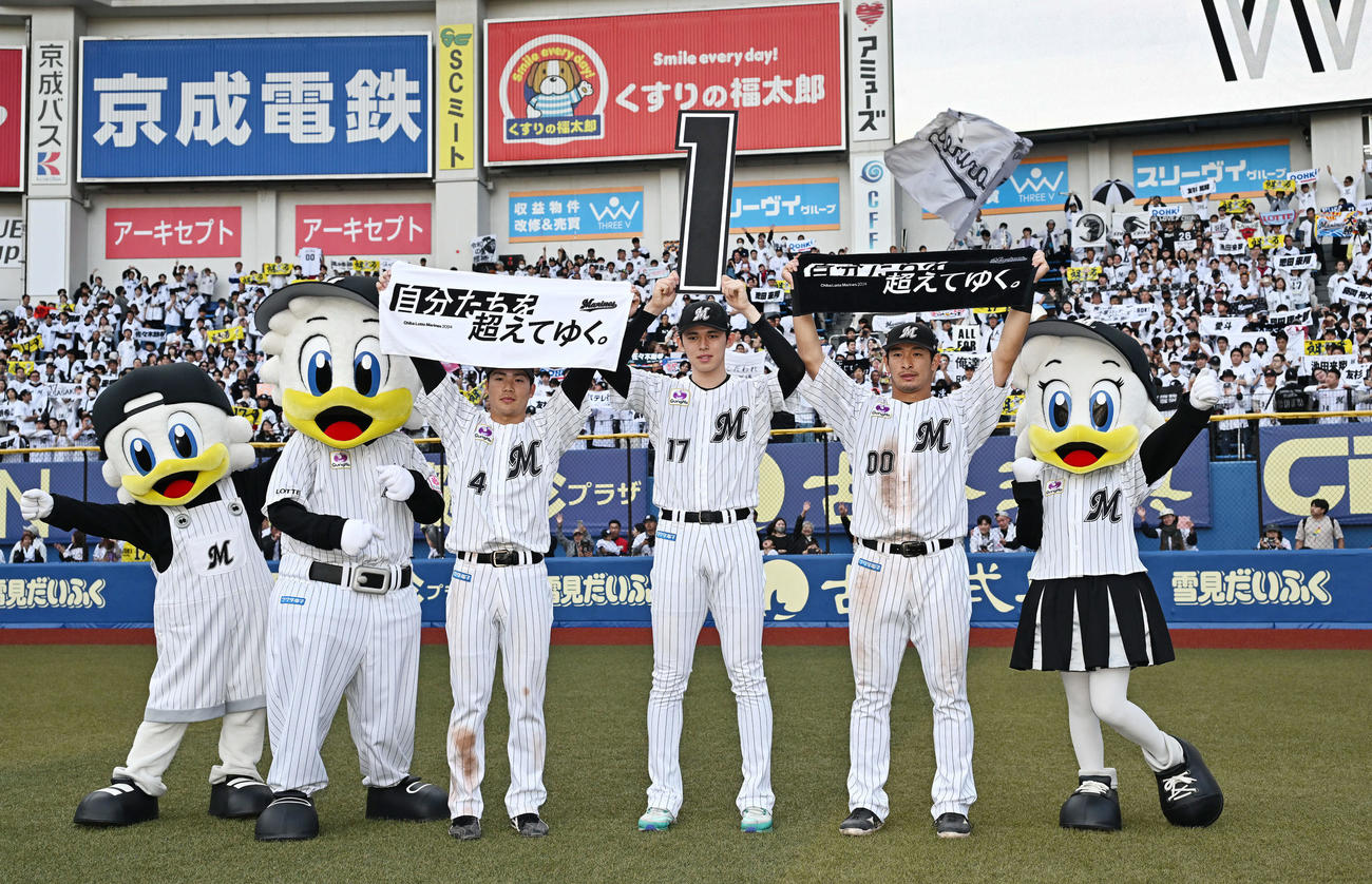 ロッテ対オリックス　今季1勝目を挙げたロッテ佐々木は「1」のパネルを手に記念撮影する。左は友杉。右は池田（撮影・滝沢徹郎）