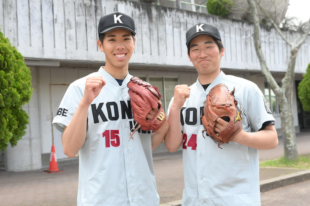 継投で関国大から勝ち点をあげ喜ぶ甲南大の大森（右）と清重（撮影・滝沢美穂子）