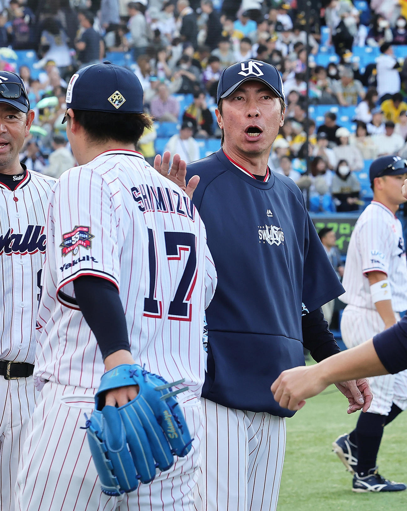 ヤクルト対阪神　阪神に勝利したヤクルト高津監督（右）は清水の肩をたたきねぎらう（撮影・足立雅史）
