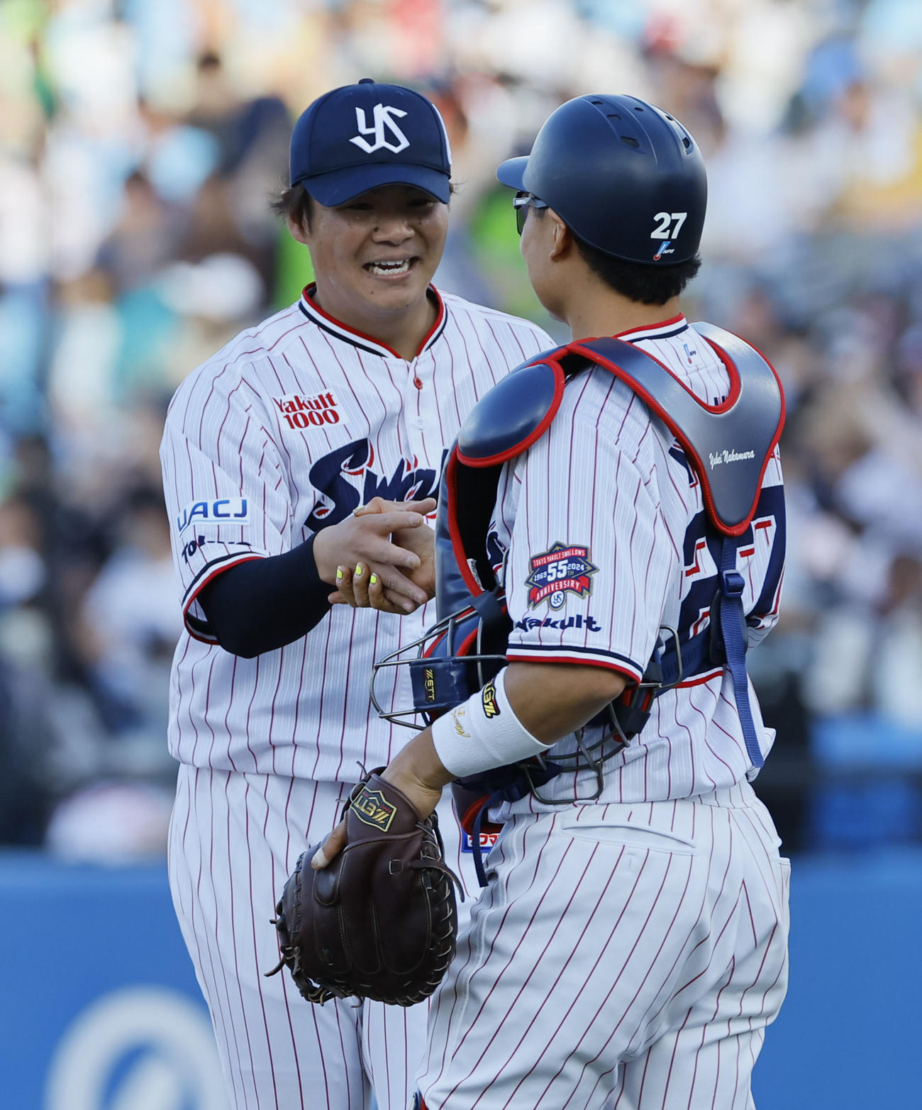 ヤクルト対阪神　9回を抑え、中村（右）と握手を交わすヤクルト清水（撮影・藤尾明華）