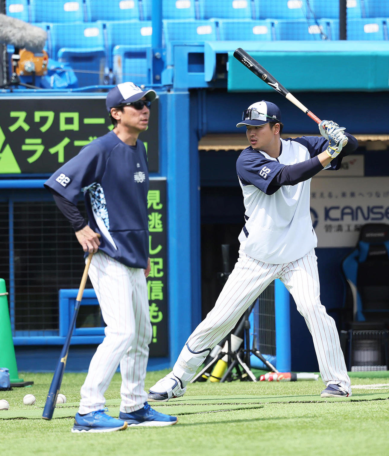 試合前の練習に臨むヤクルト村上（右）。左は高津監督（撮影・足立雅史）