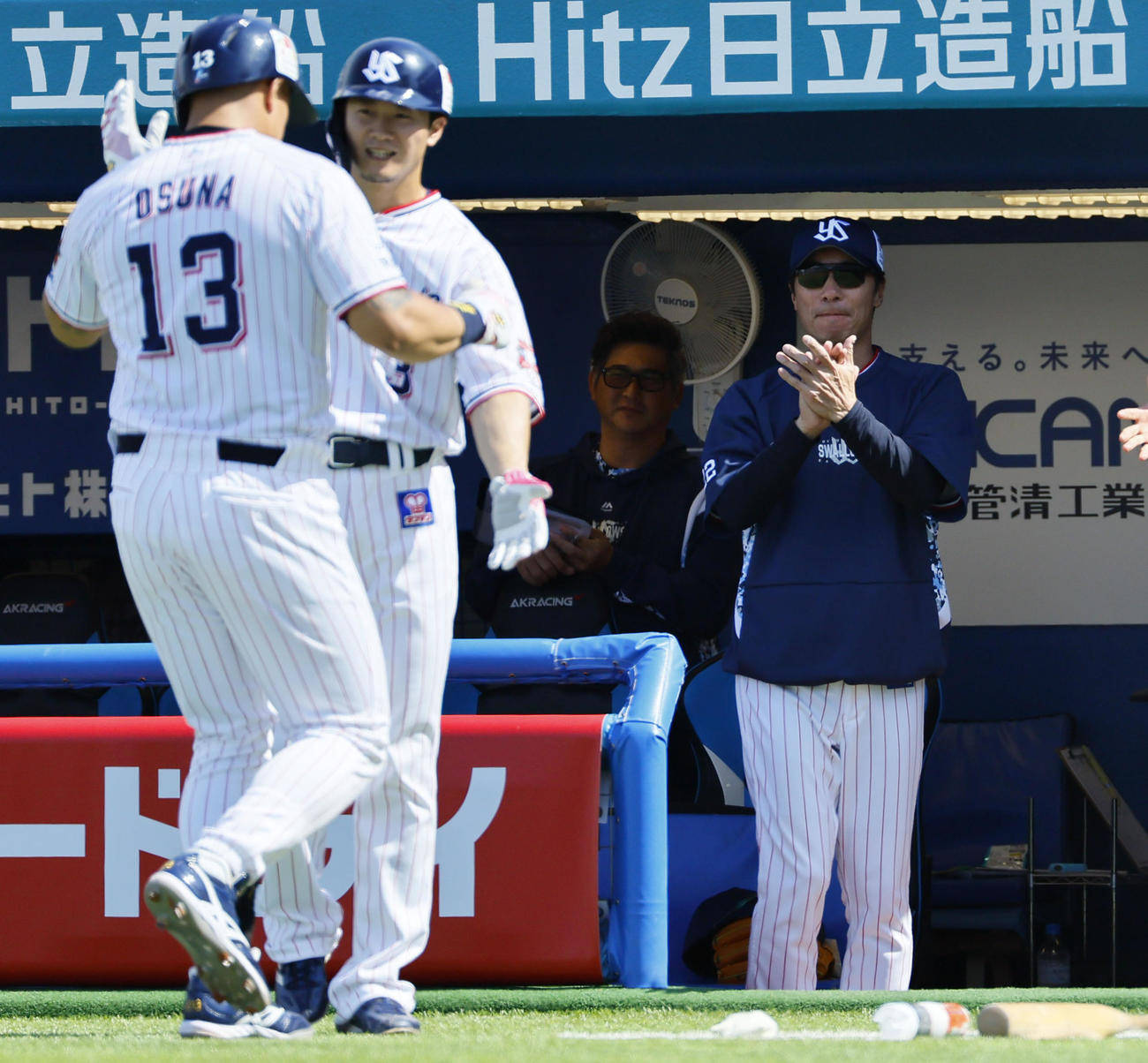 ヤクルト対阪神　1回裏ヤクルト1死二塁、左越えの先制2点本塁打を放ったオスナを出迎える高津監督（右）（撮影・藤尾明華）